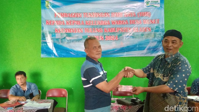 Warga Desa Wunut, Kecamatan Tulung, Klaten menerima THR dari pemerintah desa dan Bumdes.