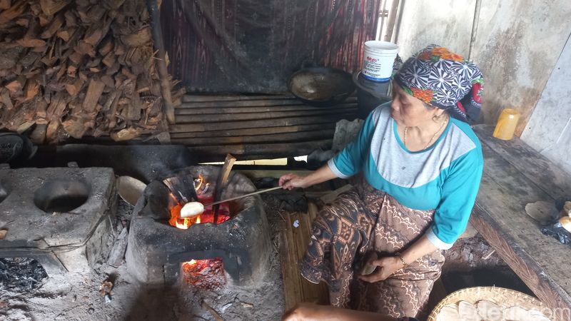 Warga di Kampung Nyalindung, Desa Purwaraharja, Kecamatan Bojonggambir, Kabupaten Tasikmalaya sedang membakar opak.