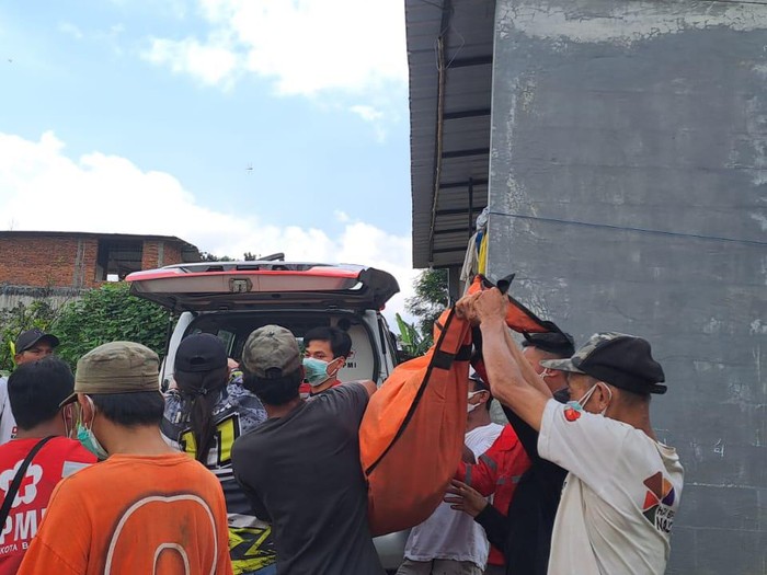 Warga Kota Batu memakamkan ayahnya di dalam kamar demi menuruti wasiat