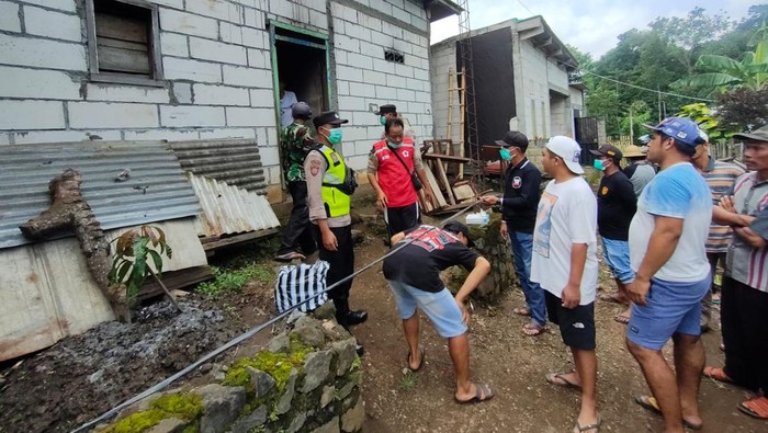 Warga Kota Batu memakamkan ayahnya di dalam kamar demi menuruti wasiat