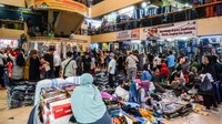 Sejumlah pengunjung memadati Pasar Cipulir, Jakarta, Selasa (2/4/2024).