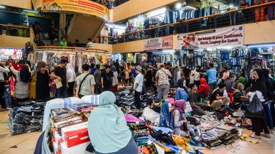 Warga Serbu Pasar Cipulir, Belanja Baju Lebaran
