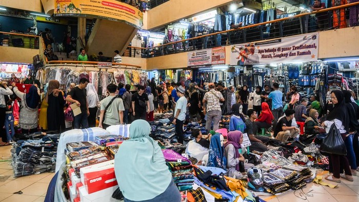Calon pembeli memilih baju di Pasar Cipulir, Jakarta, Selasa (2/4/2024). Menjelang Hari Raya Idul Fitri 1445 Hijriah masyarakat yang berasal dari wilayah Jabodetabek mulai memadati pasar tersebut untuk berbelanja baju lebaran. ANTARA FOTO/ Rivan Awal Lingga/foc.