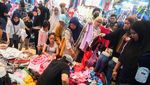 Warga Serbu Pasar Cipulir, Belanja Baju Lebaran