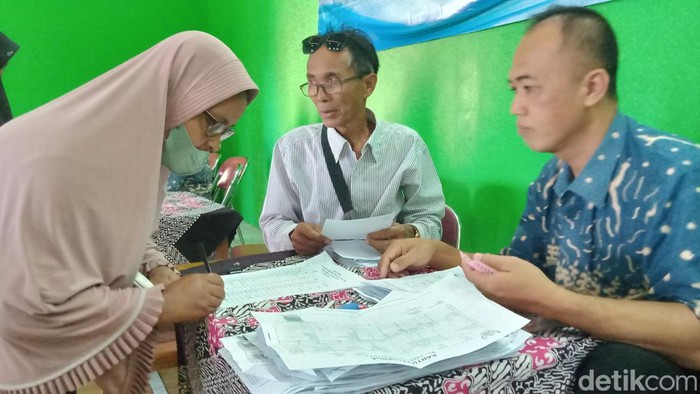 Warga Desa Wunut, Kecamatan Tulung, Klaten antre pembagian THR.