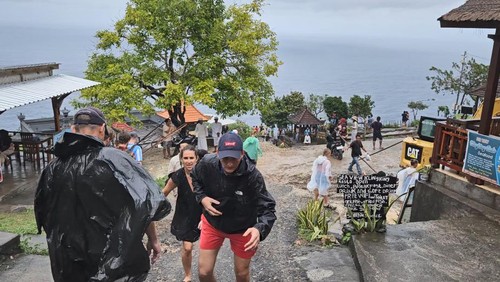 Wisatawan yang berkunjung ke Pantai Kelingking, Nusa Penida, Selasa (2/4/2024). (Putu Krista/detikBali)