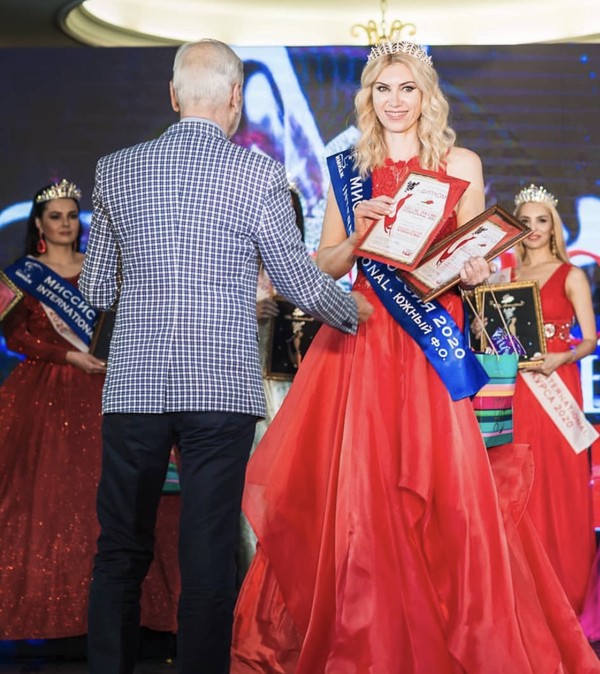 Ichki kiyimsiz chiroyli qizlarning fotosuratlari