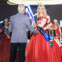 Yulia Tarasevich, yang dulunya adalah runner-up kontes Mrs Rusia-Internasional, harus menderita akibat kesalahan fatal yang dilakukan oleh ahli bedah kosmetik di sebuah klinik kecantikan di Krasnodar, Rusia pada Desember 2020. Foto: Dok. Instagram, YouTube