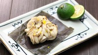Shirako juga unik karena terbuat dari sperma ikan cod jantan. Bentuk dan teksturnya lembut, putih, dan berlekuk-lekuk. Bisa dimakan mentah dengan sedikit ponzu, yaitu saus jeruk dan kecap. Foto: gurunavi.com