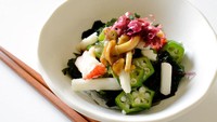 Neba-neba sangat populer di Jepang. Teksturnya lengket atau berlendir dan sering disantap dengan nasi panas. Makanan ini sangat populer karena dianggap dapat mendinginkan tubuh di cuaca panas. Foto: gurunavi.com