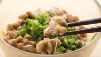 Siapa yang tak kenal natto? makanan ini cukup kontroversial karena aroma menyengat. Terbuat dari kedelai fermentasi yang jadi lengket. Biasanya dimakan dengan nasi hingga nori. Foto: gurunavi.com