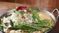 Di Jepang juga populer hidangan motsunabe, berupa babat dan jeroan lain yang direbus dalam panci panas berisi miso atau kaldu kecap. Rasanya terkenal lezat dan gurih. Foto: gurunavi.com