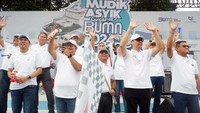 Asisten Deputi Bidang Tanggung Jawab Sosial dan Lingkungan Kementerian BUMN Edi Eko Cahyono, bersama Direktur Utama Indonesia Financial Group (IFG) Hexana Tri Sasongko, Direktur SDM IFG Rizal Ariansyah, dan Direktur Keuangan IFG Heru Handayanto meresmikan keberangkatan, Mudik Asyik Bersama BUMN di Istora Gelora Bung Karno, Senayan, Jakarta, Rabu (3/4/2024).
