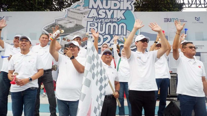 1.681 Orang Ikuti Mudik Gratis Bersama BUMN Sebanyak 1.681 orang mengikuti mudik gratis. Mereka diberangkatkan dengan 36 bus dari Istora Gelora Bung Karno, Senayan, Jakarta, Rabu (3/4/2024).