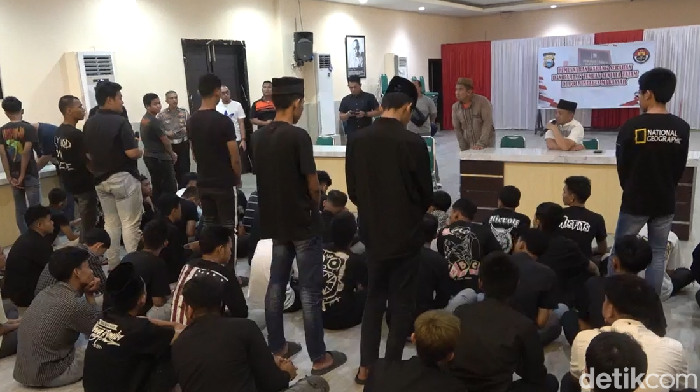 58 pelajar diamankan usai konvoi ugal-ugalan modus bagi-bagi takjil di Makassar, Sulsel.