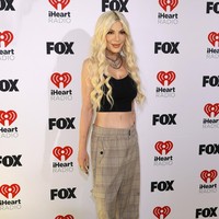 Tori Spelling memilih tampilan casual. Mantan bintang serial ‘Beverly Hills 90210’ ini memakai atasan crop yang mengekspos perut dan celana cargo dipadu platform heels. Foto: Getty Images/Frazer Harrison