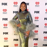Jennifer Hudson tampil bling-bling dalam balutan gaun ketat dari koleksi Taller Marmo. Foto: Getty Images for iHeartRadio/Jesse Grant