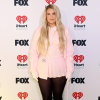 Meghan Trainor memilih gaya girlie dengan kemeja, rok dan sepatu pink. Foto: Getty Images for iHeartRadio/Jesse Grant
