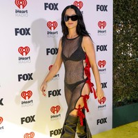 Katy Perry tampil seksi dengan gaun mesh transparan beraksen pita di bagian samping. Foto: Getty Images/Frazer Harrison