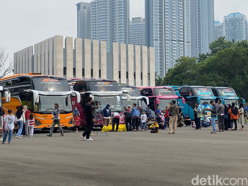 Airlangga melepas peserta mudik gratis Golkar, 3 April 2024. (Tina Susilawati/detikcom)
