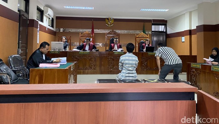 Akbar Sobari (kiri) menolak jadi saksi di kasus pembunuhan yang dilakukan istrinya