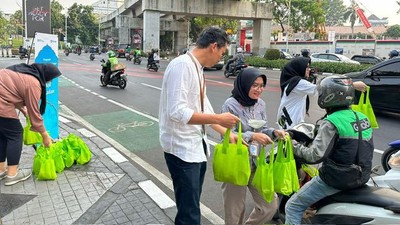Aksi Generasi Muda Bagikan Takjil Gratis di Kawasan Blok M