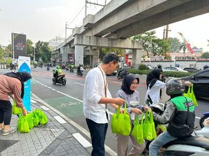 Aksi Generasi Muda Bagikan Takjil Gratis di Kawasan Blok M