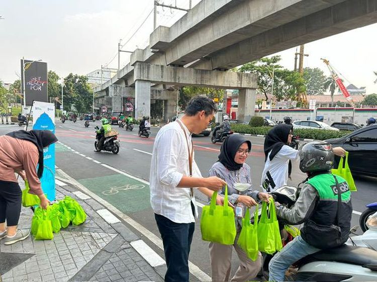 Aksi Generasi Muda Bagikan Takjil Gratis di Kawasan Blok M