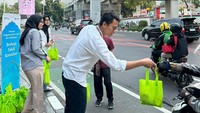 Keberkahan kegiatan ini tidak hanya terlihat dari senyum yang terpancar di wajah para penerima, tetapi juga dari semangat Millenials Peruri yang tulus dalam berbagi. Dengan harapan untuk meluaskan dampak positifnya, Peruri mengajak masyarakat luas untuk bergabung dalam upaya bersama agar setiap orang dapat merasakan kebaikan dan keberkahan Ramadan. 