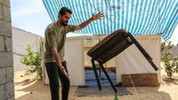 Muhammad Al-Shanbari, 28, dari kota Beit Hanoun di Jalur Gaza utara, mengungsi ke kota Rafah di Jalur Gaza selatan selama perang.