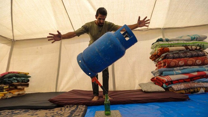 Aksi Keren Pemuda Gaza Menyeimbangan Benda RAFAH, GAZA - APRIL 1: A young Palestinian man, Muhammad Al-Shanbari, 28 years old, practices the art of balance and the challenge of gravity on April 1, 2024 in Rafah, Gaza. Muhammad Al-Shanbari, 28, from the city of Beit Hanoun in the northern Gaza Strip, was displaced to the city of Rafah in the southern Gaza Strip during the war. He practices the art of balance in stabilizing various objects through the fulcrum in an artistic manner and defies gravity. (Photo by Ahmad Hasaballah/Getty Images)