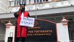 Potret Massa di Jogja Kirim Rompi Antipeluru ke Hakim MK