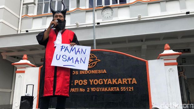 Aksi massa di depan Kantor Pos Besar Jogja, Rabu (3/4).