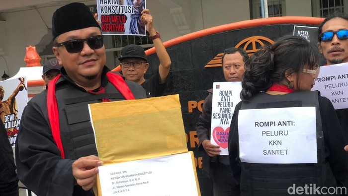 Aksi massa di depan Kantor Pos Besar Jogja, Rabu (3/4).