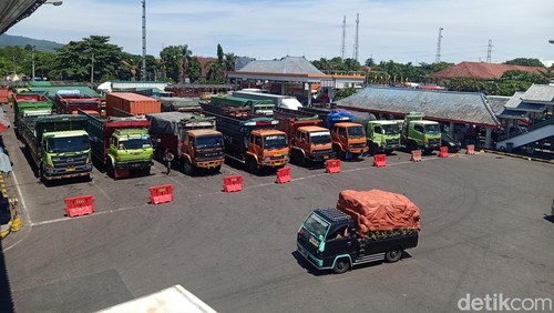 Antrean kendaraan barang di areal Pelabuhan Gilimanuk, Bali pada Rabu (3/4/2024). (I Putu Adi Budiastrawan/detikBali).