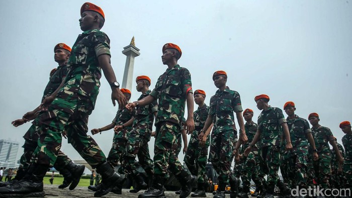 Apel Gelar Pasukan Operasi Ketupat 2024 di Monas untuk Amankan Mudik Apel gelar pasukan Operasi Ketupat 2024 dilakukan di Monas, Jakarta, Rabu (3/4/2024). Apel ini untuk kesiapan pengamanan mudik Lebaran.