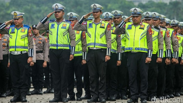 Apel gelar pasukan Operasi Ketupat 2024 dilakukan di Monas, Jakarta, Rabu (3/4/2024). Apel ini untuk kesiapan pengamanan mudik Lebaran.