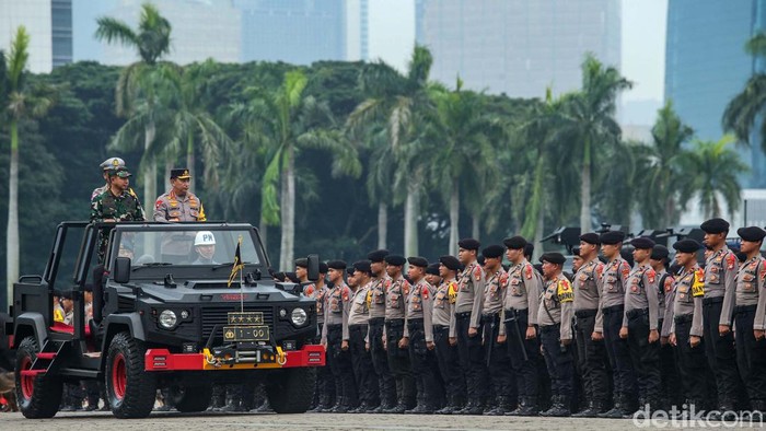 Apel Gelar Pasukan Operasi Ketupat 2024 di Monas untuk Amankan Mudik Apel gelar pasukan Operasi Ketupat 2024 dilakukan di Monas, Jakarta, Rabu (3/4/2024). Apel ini untuk kesiapan pengamanan mudik Lebaran.