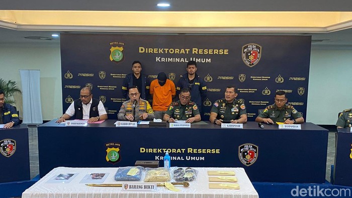 Aria Wira Raja (AWR) alias Deo, alias Bocil, pelaku pembunuhan anggota TNI AD, Praka S, ditetapkan menjadi tersangka (Wildan/detikcom)