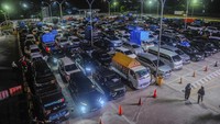 Sepekan jelang Lebaran arus mudik kendaraan yang hendak menyeberang menuju Pulau Sumatera terpantau mulai ramai dan diprediksi puncak arus mudik akan terjadi pada 6-7 April 2024. 