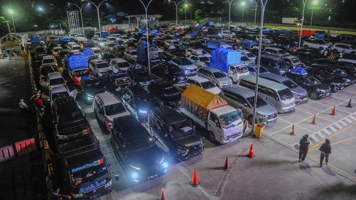 Arus mudik kendaraan di Pelabuhan Merak mulai ramai Sejumlah kendaraan antre menunggu jadwal naik ke atas kapal di Dermaga Eksekutif Pelabuhan Merak, Kota Cilegon, Banten, Rabu (3/4/2024). Sepekan jelang Lebaran arus mudik kendaraan yang hendak menyeberang menuju Pulau Sumatera terpantau mulai ramai dan diprediksi puncak arus mudik akan terjadi pada 6-7 April 2024. ANTARA FOTO/Muhammad Bagus Khoirunas/tom.
