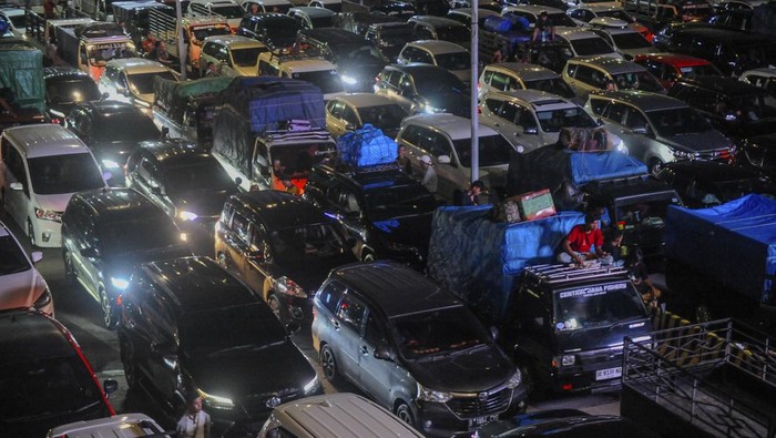 Sejumlah kendaraan antre menunggu jadwal naik ke atas kapal di Dermaga Eksekutif Pelabuhan Merak, Kota Cilegon, Banten, Rabu (3/4/2024). Sepekan jelang Lebaran arus mudik kendaraan yang hendak menyeberang menuju Pulau Sumatera terpantau mulai ramai dan diprediksi puncak arus mudik akan terjadi pada 6-7 April 2024. ANTARA FOTO/Muhammad Bagus Khoirunas/tom.