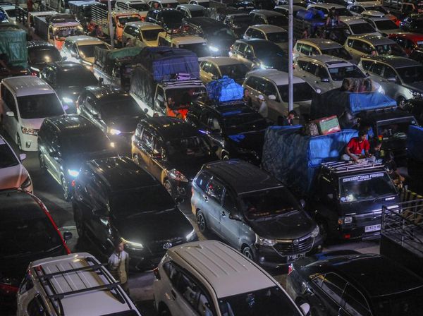 Arus Mudik Kendaraan di Pelabuhan Merak Mulai Ramai