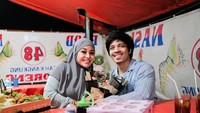 Walaupun terkenal sebagai Sultan, Atta dan Aurel tetap rendah hati. Keduanya pernah melakukan makan malam di sebuah pecel lele kaki lima tendaan yang sederhana. Foto: Instagram/attahalilintar