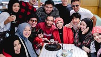 Perayaan yang berkaitan dengan keluarga menjadi prioritas Atta Halilintar. Tampak pada wajahnya yang gegap gempita menghadiri ulang tahun ibunya. Foto: Instagram/attahalilintar