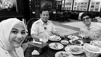 Pada perayaan pesta demokrasi kemarin, Atta Halilintar tampak aktif menyoroti politik. Ia bahkan sempat makan bersama Prabowo Subianto di kediaman mantan Menteri Pertahanan tersebut. Foto: Instagram/attahalilintar