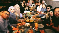 Selain dengan teman-teman, buka puasa bersama keluarga juga hal yang tak pernah dilewatkan. Dalam momen ini ia bahkan menyatukan keluarga Anang Hermansyah dan Gen Halilintar dalam satu meja makan. Foto: Instagram/attahalilintar