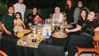 Bulan ramadannya tahun ini dipenuhi dengan berbagai ajakan berbuka puasa. Atta Halilintar yang baru selesai makan tampak memangku Ameena yang diajak serta dalam pertemuan bersama teman-teman. Foto: Instagram/attahalilintar