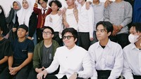 Ia menjadi peserta dengan usia 29 tahun sendiri di dalam ruangan tersebut. Walaupun begitu dirinya sama sekali tidak merasa malu atau minder dengan peserta ujian lainnya. Foto: Instagram/attahalilintar