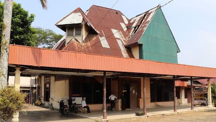 Bangunan diduga situs cagar budaya dijadikan lahan parkir.